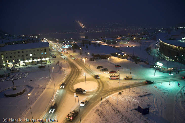 Narvik sentrum, rundkjøring. I bakgrunnen Ankenesstrand med slalombakken.