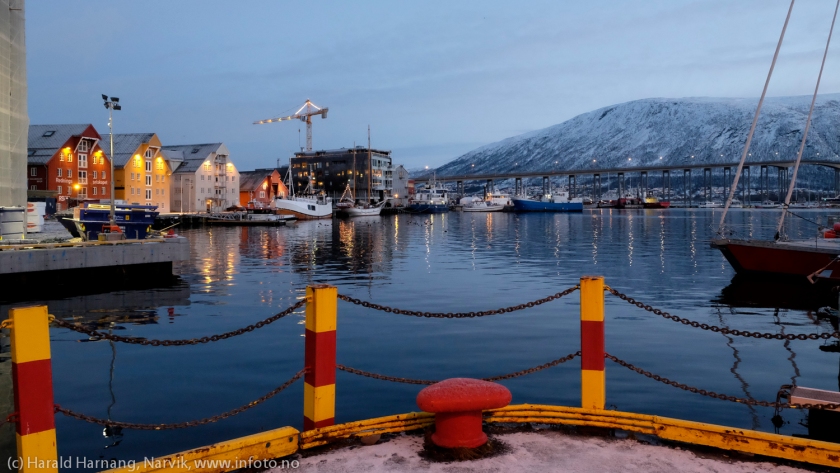 Tromsø sentrum, årets  mørkeste dag, 21. desember, rundt kl 12.