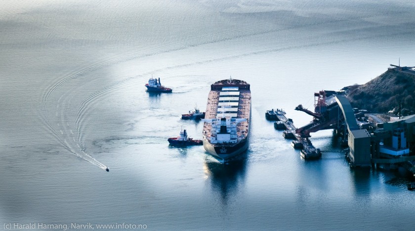 "Malmskipet Ping May (Monrovia) skyves eletant til kai 5 av slepebåter på Narvik havn, ettermiddag 11. april 2015."