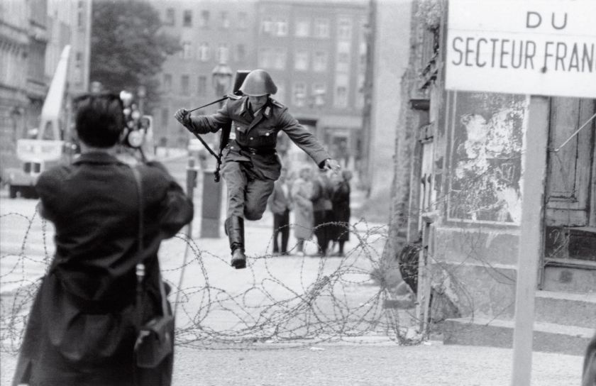 Berlin: En østtysk soldat tar spranget inn til friheten.